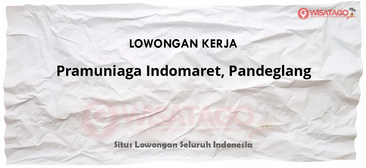 Pramuniaga Indomaret, Pandeglang melayani pelanggan.