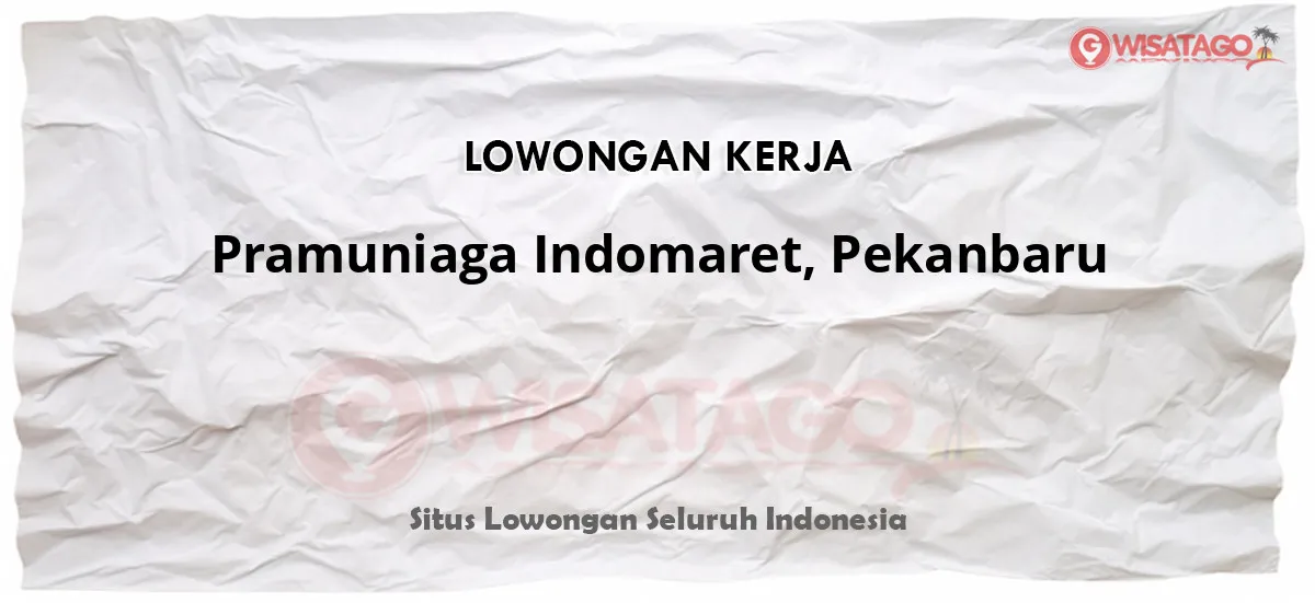 Pramuniaga Indomaret, Pekanbaru layani pelanggan.